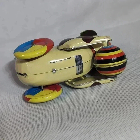 Metal Wind up toy Puppy with Ball press tail down to wind - Picture 5 of 5